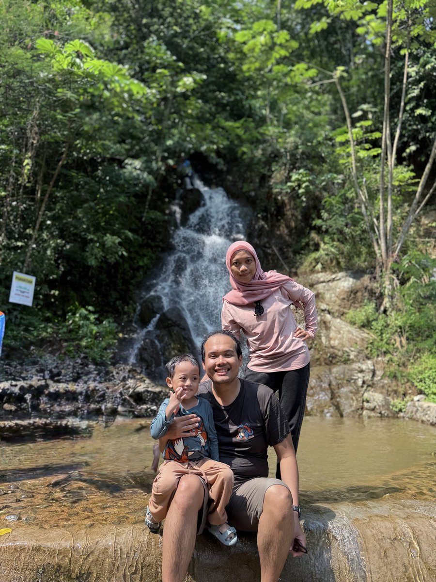 bhaguz_403's tweet photo. Memulai long weekend dengan jalan -jalan ke curug 😍🌊

Cuman sejam dari Jakarta, namanya curug cibingbin di daerah Sentul. 
Bisa buat bocil karena jalurnya cukup pendek. 
Kamu liburan kemana? 🥰 https://t.co/sruouVc4dS