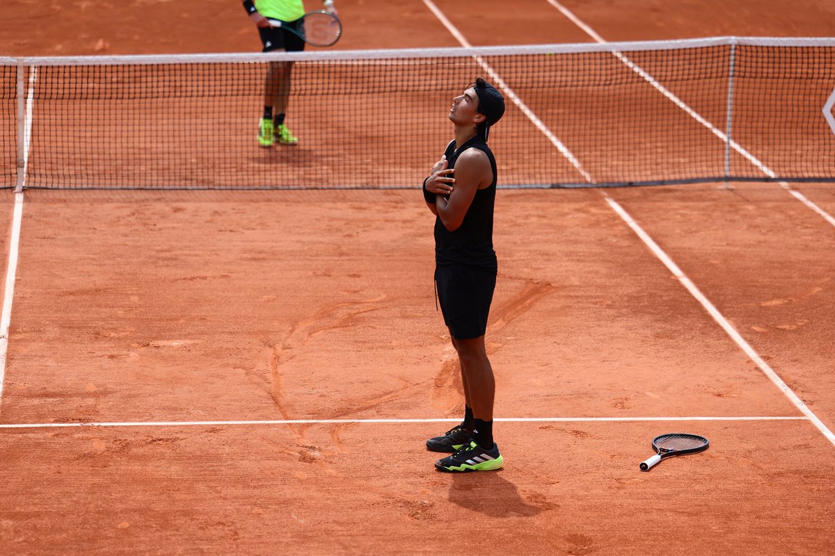 rolandgarros's tweet photo. Making the third round on your Grand Slam Main Draw debut. 

No better feeling for world No.200 Henrique Rocha 👏👏

#RolandGarros https://t.co/5ACU1Lsd8C