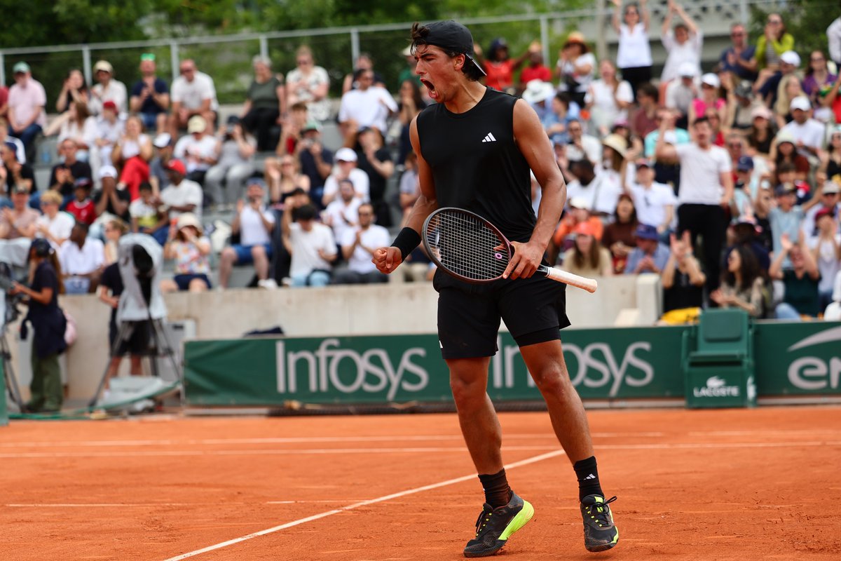 rolandgarros's tweet photo. Making the third round on your Grand Slam Main Draw debut. 

No better feeling for world No.200 Henrique Rocha 👏👏

#RolandGarros https://t.co/5ACU1Lsd8C