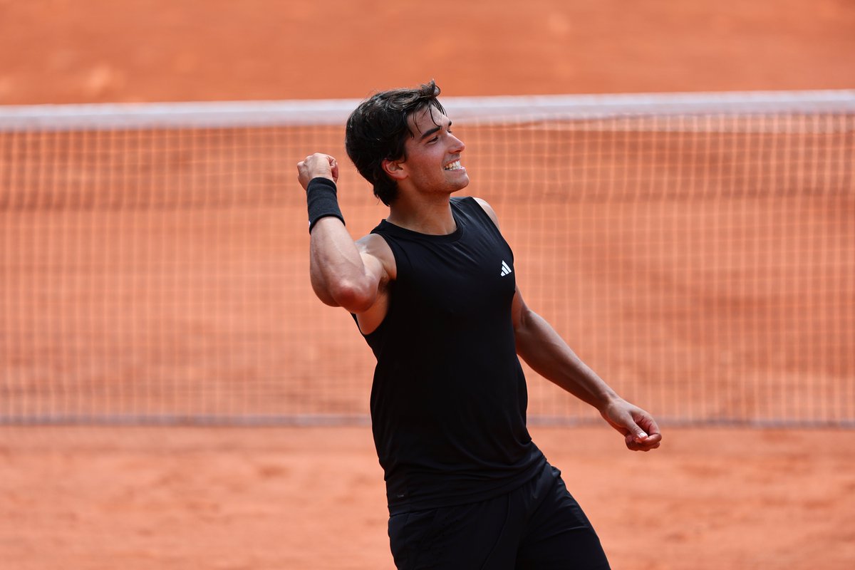 rolandgarros's tweet photo. Making the third round on your Grand Slam Main Draw debut. 

No better feeling for world No.200 Henrique Rocha 👏👏

#RolandGarros https://t.co/5ACU1Lsd8C