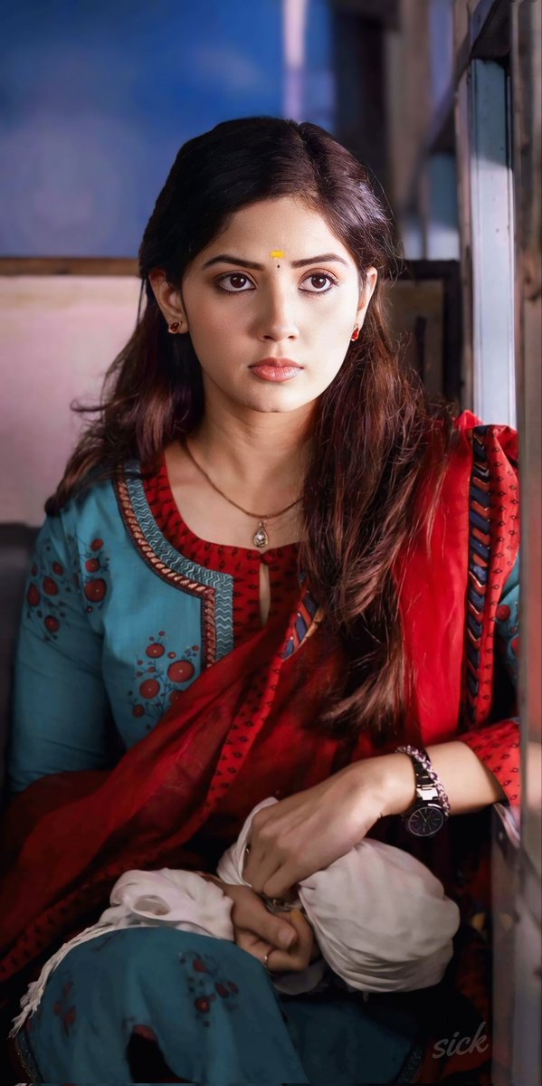 Kashmira Pardeshi as Raveena Ravi