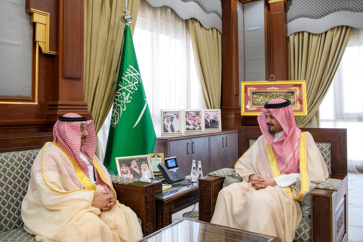 imarat_almadina's tweet image. سمو أمير منطقة #المدينة_المنورة، #سلمان_بن_سلطان، يستقبل مدير عام فرع المركز الوطني لتنمية الغطاء النباتي ومكافحة التصحر بالمنطقة، عبدالعزيز بن محمد دعبس.

وخلال اللقاء.. أكد سموه أهمية مضاعفة الجهود وتكثيف العمل الميداني لحماية البيئة وتنمية الغطاء النباتي، باعتباره ركيزة أساسية…