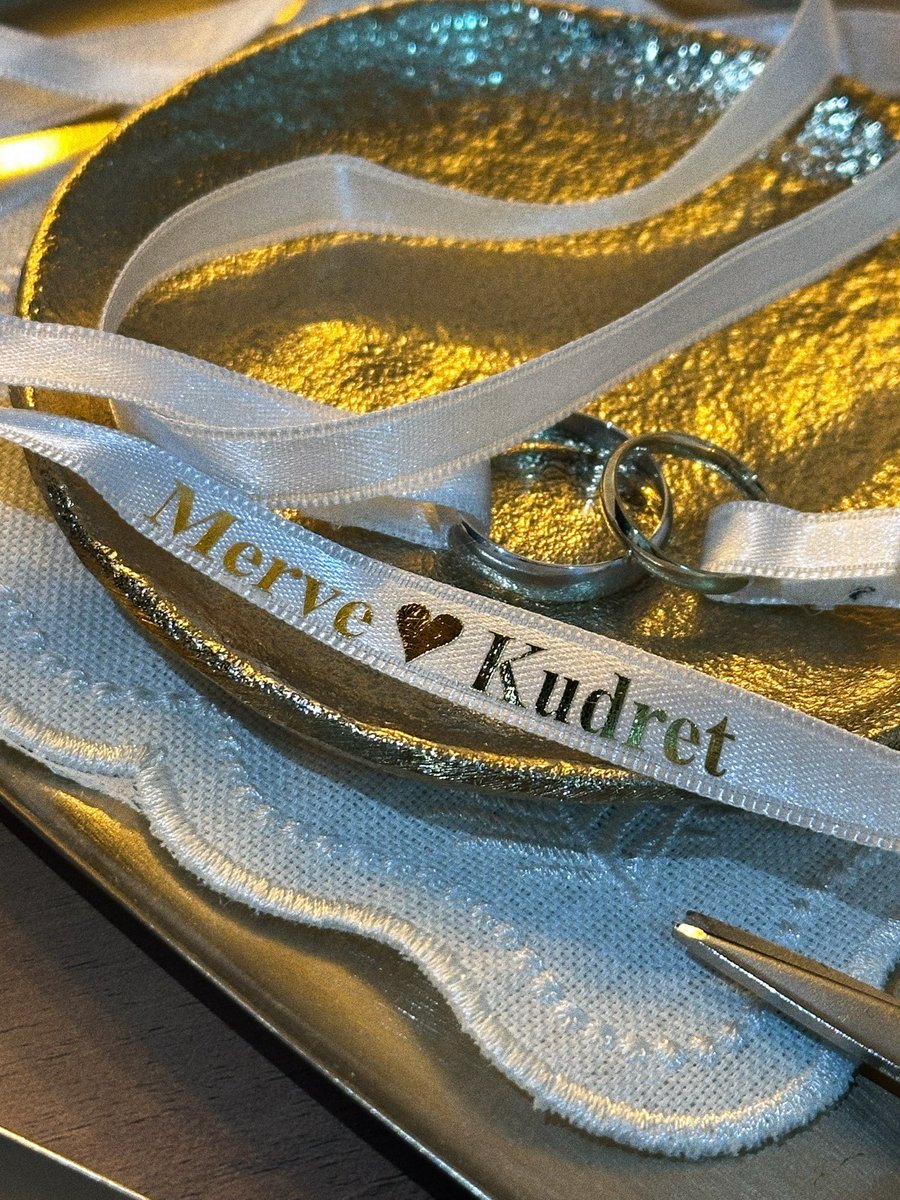 | 𓇼𓏲🦪*ੈ🪞‧˚🐚
“Karanlık denizlerin dibinde, 
Birtakım incilerin olduğunu 
Birtakım incilere ve hatıralara 
Neden bağlı olduğumuzu unutma.”