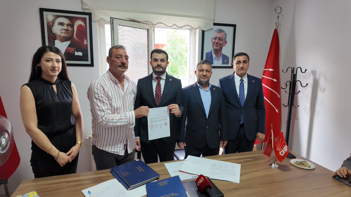CHP HALİLİYE 🇹🇷 (@haliliyeicinchp) on Twitter photo İl Başkanımız Sn. Ferhat Karadağ, İl Yönetim Kurulu Üyelerimiz ve partililerimizin katılımıyla devir teslim töreni gerçekleştirildi.
İlçe Başkanımız Av. Mehmet Can Kılıç, İlçe Yönetim Kurulumuz görevine başladı.
<a href="/EnsarAytekin10/">Ensar Aytekin</a> <a href="/MTanal/">Av.Mahmut TANAL</a> <a href="/karadagferhatt/">Ferhat KARADAĞ</a> <a href="/avmehmetkilic63/">Mehmet Can KILIÇ</a> İl Başkanımız Sn. Ferhat Karadağ, İl Yönetim Kurulu Üyelerimiz ve partililerimizin katılımıyla devir teslim töreni gerçekleştirildi.
İlçe Başkanımız Av. Mehmet Can Kılıç, İlçe Yönetim Kurulumuz görevine başladı.
<a href="/EnsarAytekin10/">Ensar Aytekin</a> <a href="/MTanal/">Av.Mahmut TANAL</a> <a href="/karadagferhatt/">Ferhat KARADAĞ</a> <a href="/avmehmetkilic63/">Mehmet Can KILIÇ</a>