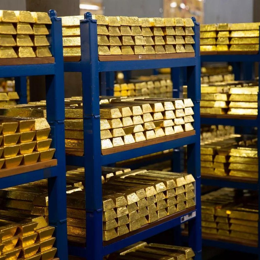 whale_wtcher's tweet photo. Bitcoin ETFs ne 5 hafton mein $9B kheench liye, jabki Gold funds se $2.8B bhaag gaye.
Looks like the shiny metal just lost its shine. ⚡️📉 https://t.co/GFJw2jlhDC
