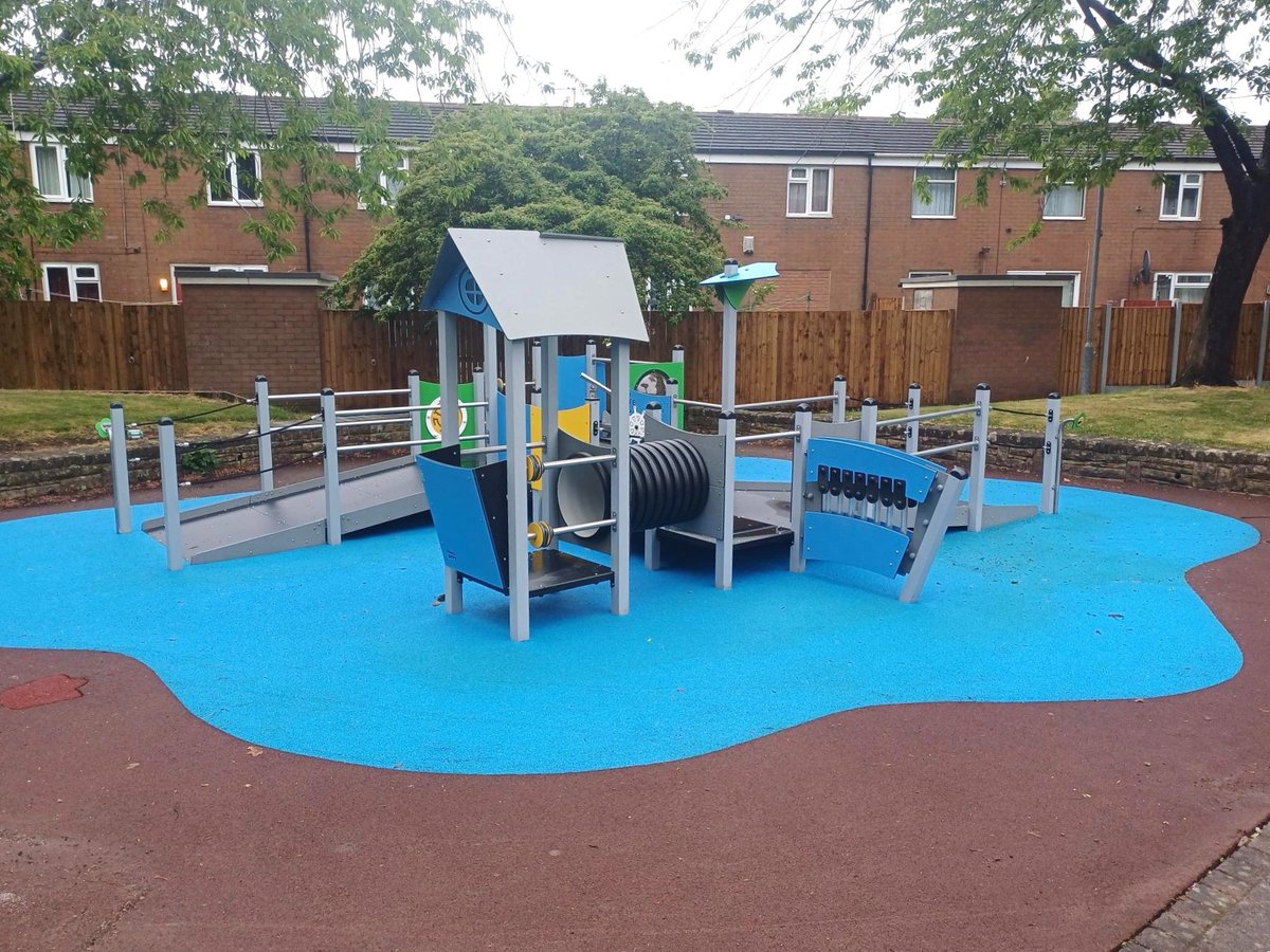 📍Fairlawn Close (1 of the 12 play areas that we're currently in progress transforming around the manchester city centre region 🚧)
.
The Steel+1725 inclusive multi-play unit featured is designed to support a variety of children's skills and development 👇🏼
instagram.com/p/DKPMBbdo4U7/…