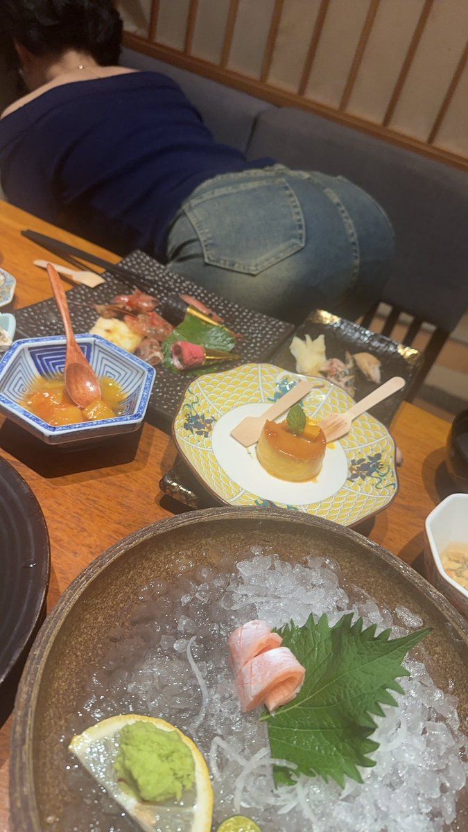 拍照技术太烂了，突然感觉宝贝戴眼镜有另一种味道。