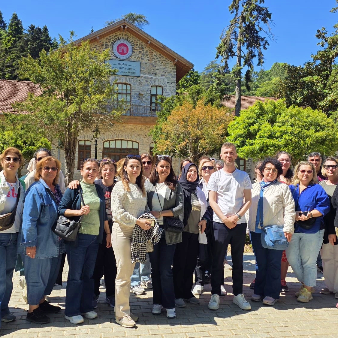 🌿🌸Sanatla iç içe, tarih kokan duraklarla dolu Bahar Gezilerimiz sona eriyor.

Maltepeli komşularımızla birlikte Beykoz Cam ve Billur Müzesi, Dolmabahçe Sarayı ve Topkapı Sarayı’nı keşfettik. İstanbul’un tarihine ve doğasına uzanan yolculuklarımızda bize eşlik eden herkese