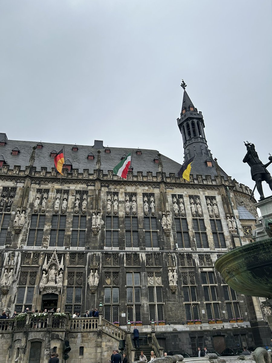Ambassador Maeve Collins (@irlambberlin) on Twitter photo Es war mir eine große Freude, heute Irland bei der Verleihung des Karlspreises an <a href="/vonderleyen/">Ursula von der Leyen</a> im historischen Aachener Rathaus vertreten zu dürfen. Wir gratulieren herzlich! Es war mir eine große Freude, heute Irland bei der Verleihung des Karlspreises an <a href="/vonderleyen/">Ursula von der Leyen</a> im historischen Aachener Rathaus vertreten zu dürfen. Wir gratulieren herzlich!