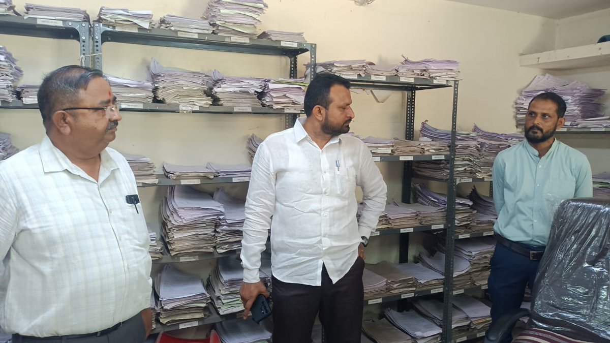 Prant Officer & SDM Modasa (@prant_modasa) on Twitter photo મામલતદાર કચેરી બાયડ અને સબ રજીસ્ટ્રાર કચેરી બાયડની ચકાસણી કરવામાં આવી. જેમાં ઇ-ઘરા કેન્દ્ર,જનસેવાકેન્દ્ર તથા અન્ય તમામ શાખાઓની કામગીરીની ચકાસણી કરી જરૂરી માર્ગદર્શન અને સુચનાઓ આ૫વામાં આવી.<a href="/CMOGuj/">CMO Gujarat</a> <a href="/CollectorArv/">Collector & District Magistrate, Arvalli</a> <a href="/rac_arvalli/">RAC ARVALLI</a> મામલતદાર કચેરી બાયડ અને સબ રજીસ્ટ્રાર કચેરી બાયડની ચકાસણી કરવામાં આવી. જેમાં ઇ-ઘરા કેન્દ્ર,જનસેવાકેન્દ્ર તથા અન્ય તમામ શાખાઓની કામગીરીની ચકાસણી કરી જરૂરી માર્ગદર્શન અને સુચનાઓ આ૫વામાં આવી.<a href="/CMOGuj/">CMO Gujarat</a> <a href="/CollectorArv/">Collector & District Magistrate, Arvalli</a> <a href="/rac_arvalli/">RAC ARVALLI</a>
