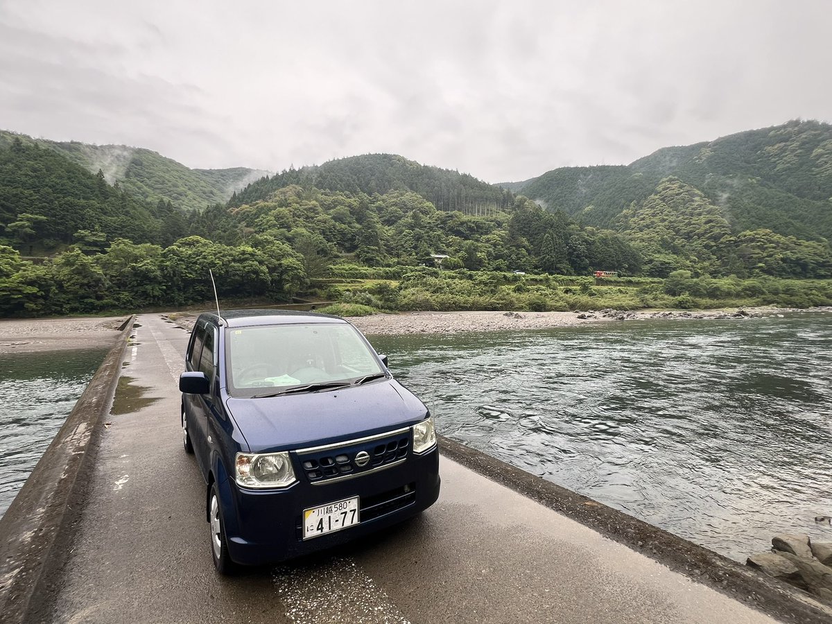 sinoyuu1995's tweet photo. マイカー（セカンドカー）で行く旅もいいなぁ、、
沈下橋で撮っていたら予土線の海洋堂ホビートレインが運良く通過してくれた🚃
そして愛媛での夕ご飯は松山名物の鯛めし！ https://t.co/HTCyUaebs7