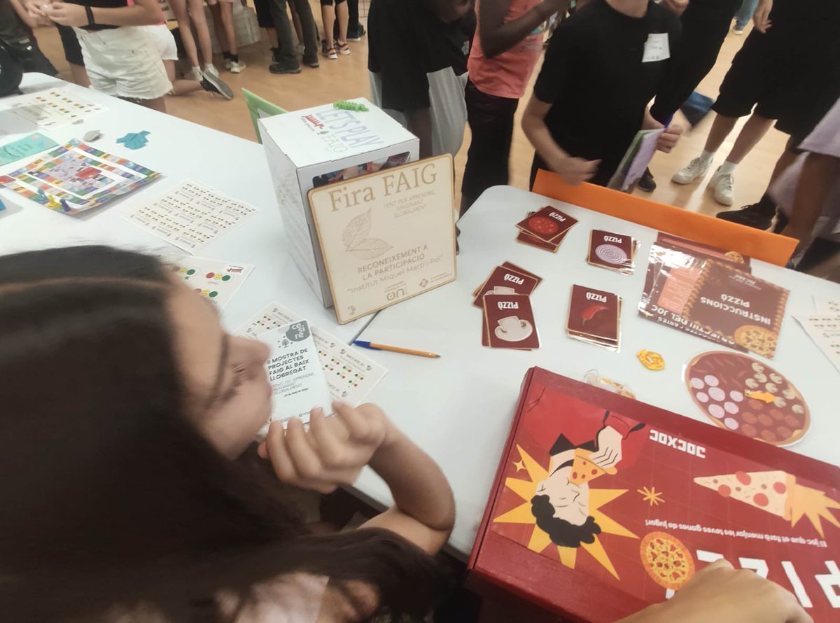se_bll5's tweet photo. Avui acompanyem l’@InsMMP a la #FiraFaig, una jornada per compartir i celebrar l’aprenentatge. Projectes de centres del Baix Llobregat on la #CulturaMaker impulsa la creativitat i la innovació educativa! 🔧📐👏 #Educació #AprendreCreant @cesirecat https://t.co/AltD04W06C