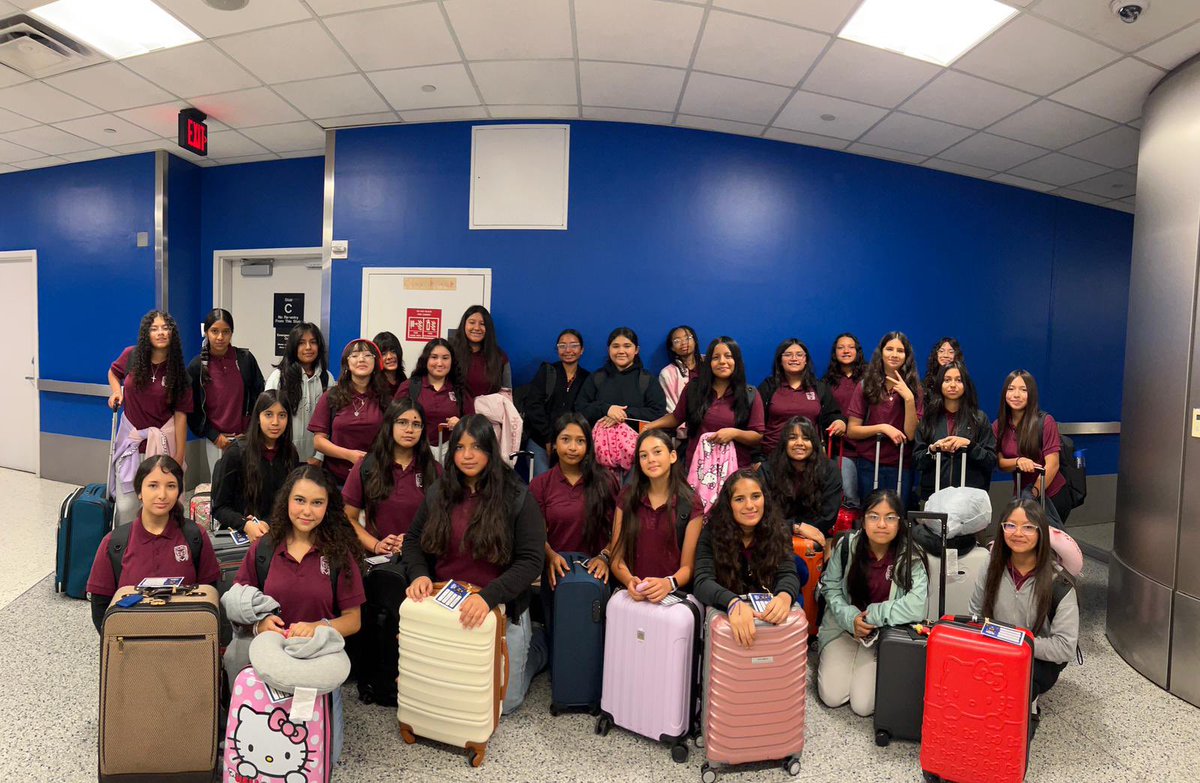 And just like that it’s 7th grade’s turn! DC, here they come! 🇺🇸 #DYADTravels