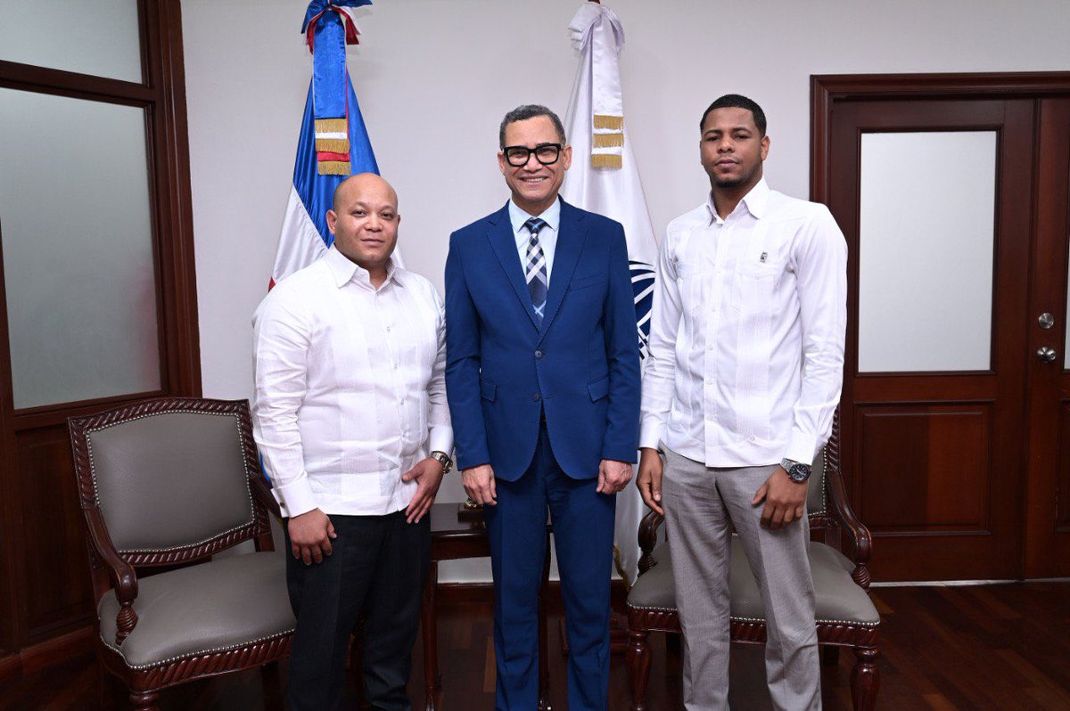 En un encuentro que reafirma el compromiso del Estado dominicano con la protección de los derechos laborales de nuestra diáspora, el ministro de Trabajo, <a href="/EddyOlivares14/">Eddy Olivares</a>, recibió al cónsul general dominicano en La Haya, Países Bajos, José Daniel Polanco. #MinisterioDeTrabajo
