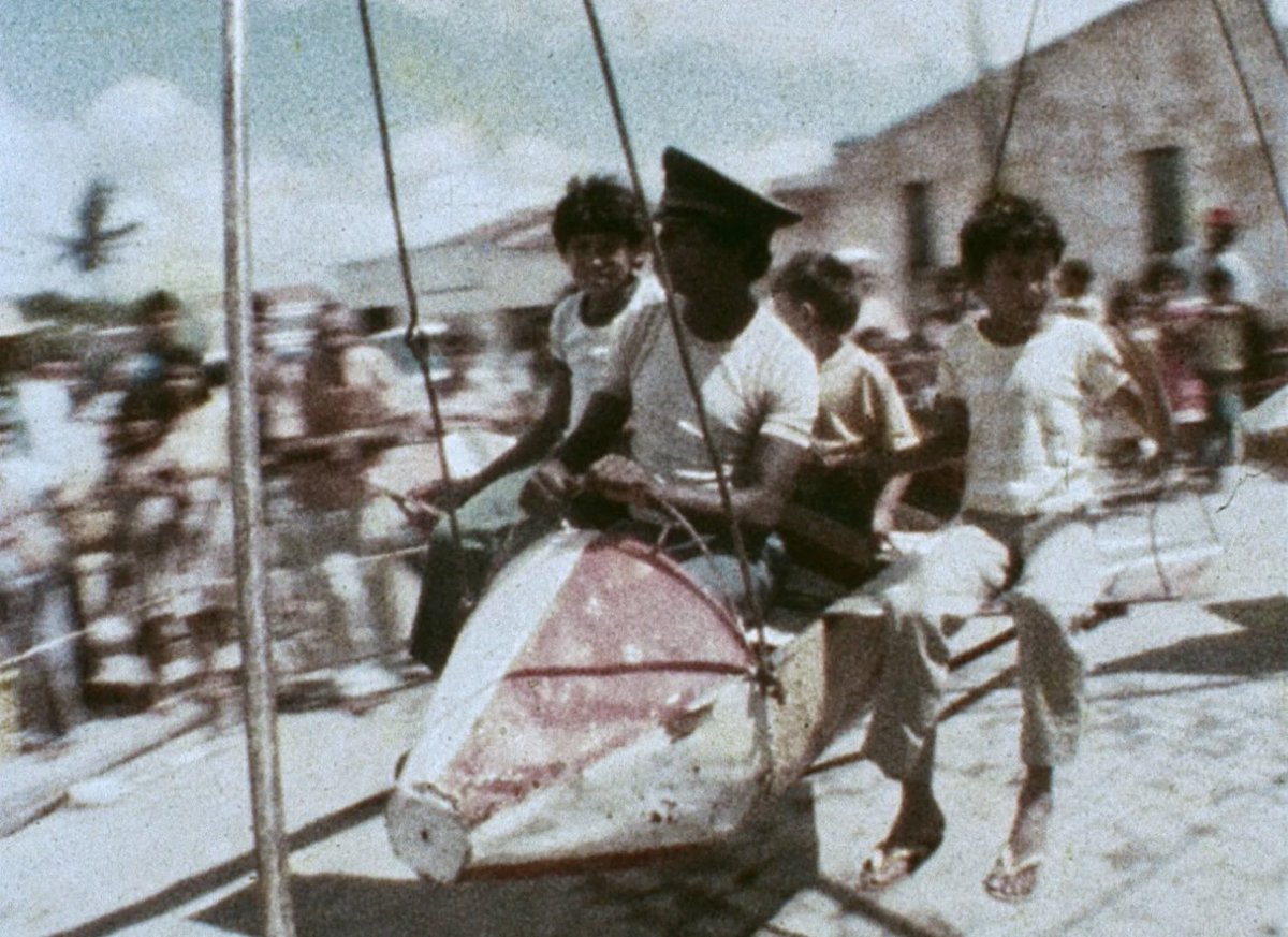 Confira imagens da nova digitalização em 2K do filme É Romão Pr’aqui, É Romão Pr’acola (1981) de Vania Perazzo.

O filme acompanha a trajetória de Romão, um tocador de berimbau que vive de forma errante pela zona rural de Areia em condições extremamente precárias.