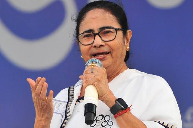 AbhilashSharma0's tweet image. &quot;Modi ji, if you have the courage — come debate me. Bring your Teleprompter too, if you like!&quot;
- Mamata Banerjee 🔥🤣

Now tell us — when and where?

#ModiDebate #MamataBanerjee #NoTeleprompterPolitics