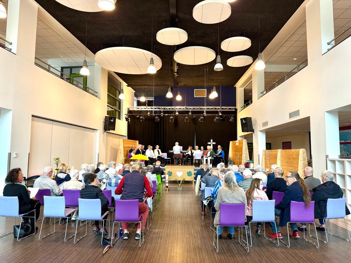 Vandaag op Hemelvaartsdag is het mobiele altaar van de parochie gezegend tijdens een mooie viering op de Stekkenberg. Dit Franciscus-altaar zal op verschillende locaties gebruikt worden. #Groesbeek