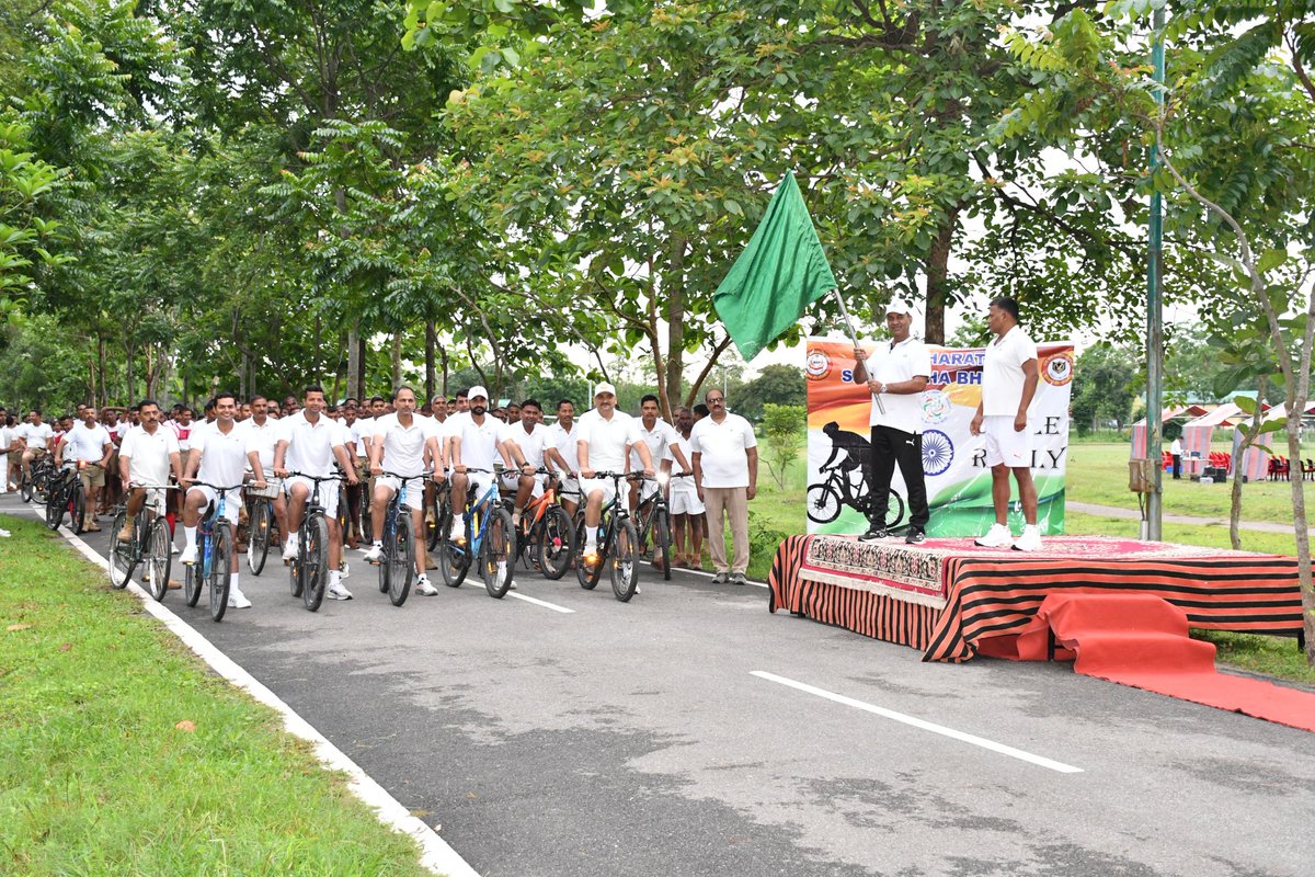 stcbsfnb's tweet image. @stcbsfnb marked the observance of #EkBharatShreshthaBharat with a spirited Unity Run &amp;amp; Cycle Rally on the theme of national integration. Flagged off by Sh R.K. Srivastava, Comdt, the event saw enthusiastic participation of All ranks, especially the Mahila recruits
@EBSB_Edumin