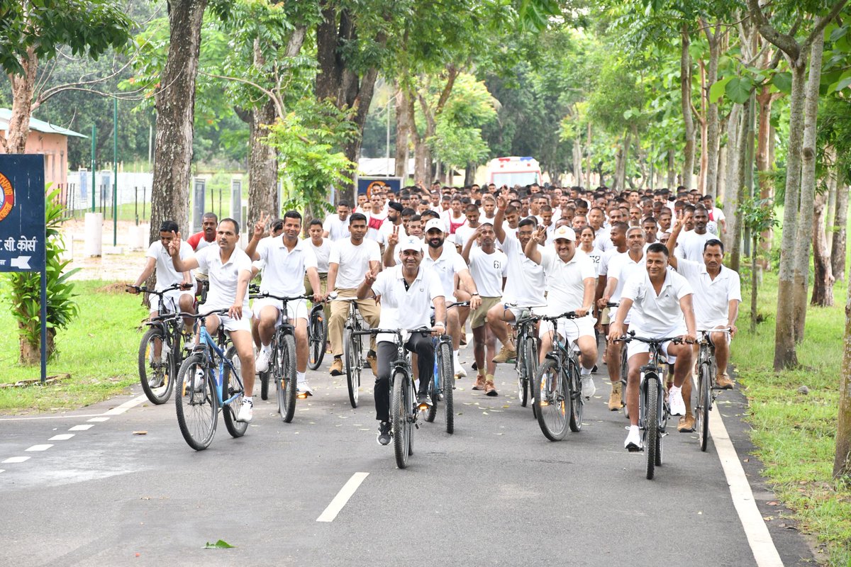 stcbsfnb's tweet image. @stcbsfnb marked the observance of #EkBharatShreshthaBharat with a spirited Unity Run &amp;amp; Cycle Rally on the theme of national integration. Flagged off by Sh R.K. Srivastava, Comdt, the event saw enthusiastic participation of All ranks, especially the Mahila recruits
@EBSB_Edumin