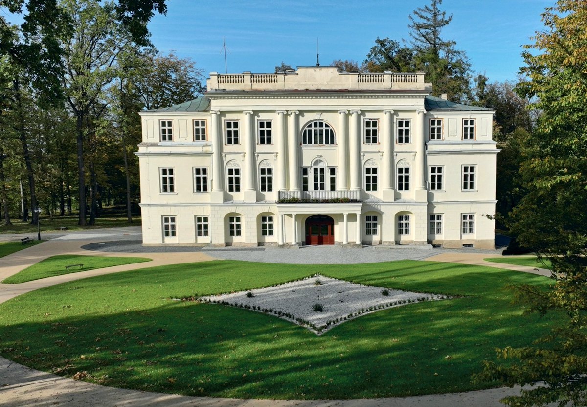 Vesnicí roku Moravskoslezského kraje 2025 je Hnojník na Třinecku. 

Tahle aktivní obec přesvědčila porotu nejen svou komunitní energií, ale i tím, jak propojuje generace, spolupracuje s podnikateli a zemědělci, a jak krásně a nápaditě prezentovala svůj život. Zaujala i péčí o