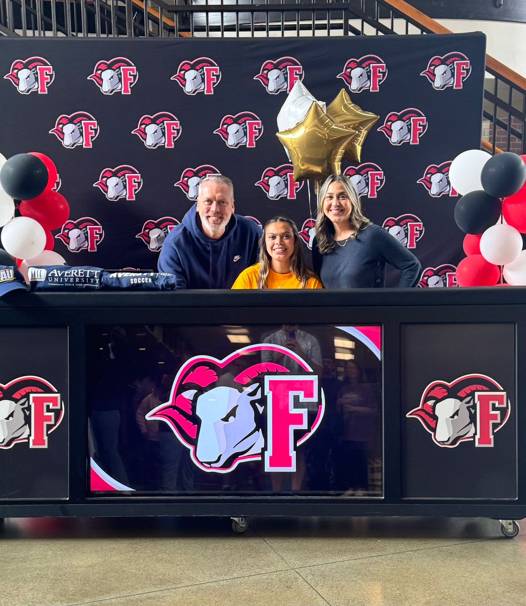 Bella_c_Kelly's tweet photo. Senior year is wrapping up and so many emotions, but mostly immense gratitude for my incredible family, amazing friends, + coaches who reignited my passion for the game. Surpassing 100 goals &amp; being named Female Athlete of the Year were special 🙏 Next up @AverettUCougars  🐆 https://t.co/oqtkq6H1wc