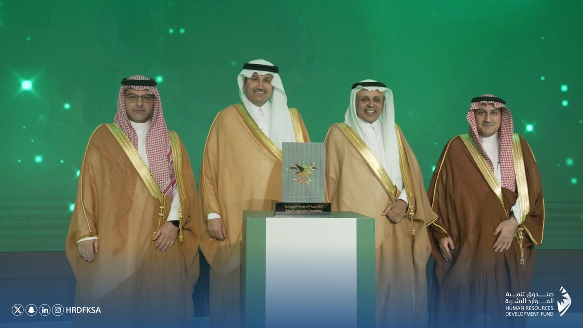 نحو بناء كفاءات وطنية مستدامة..
كرّم معالي وزير النقل والخدمات اللوجستية م. صالح الجاسر #صندوق_تنمية_الموارد_البشرية تقديرًا لدعمه في تدريب وتمكين خريجي الأكاديمية السعودية اللوجستية؛ وتسلّم درع التكريم نائب المدير العام للأعمال بالصندوق الأستاذ فراس أبا الخيل، خلال الحفل المقام