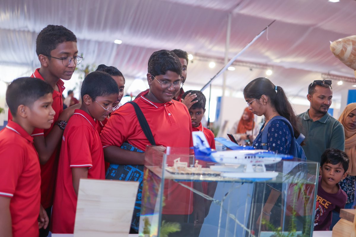 mv_expo's tweet photo. Welcome Majeediyya School to Dhiveheenge Ufehdhuntherikamuge Mauraz.

Majeediyya School students took the Mauraz tour and conversed with the exhibitors about their creative process behind the artworks and crafts.

#CreativeMaldives #MaldivesExpo2025 #MvExpo25 #DhiveheenahIskan https://t.co/Y4LdGqkGZR