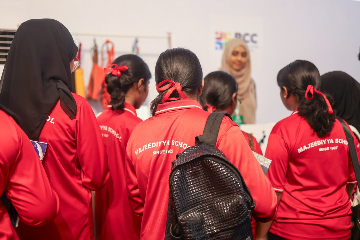 mv_expo's tweet photo. Welcome Majeediyya School to Dhiveheenge Ufehdhuntherikamuge Mauraz.

Majeediyya School students took the Mauraz tour and conversed with the exhibitors about their creative process behind the artworks and crafts.

#CreativeMaldives #MaldivesExpo2025 #MvExpo25 #DhiveheenahIskan https://t.co/Y4LdGqkGZR