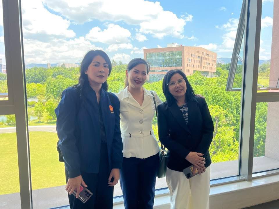 #แก้มพัชรนันท์ เยี่ยมชม Smart Factory ที่ Yunnan Baiyao บริษัทชั้นนำด้านการผลิตยาสมุนไพรของจีนและของโลก #อุตสาหกรรมการแพทย์ ถึงแม้ตัวยาในขวดจะมีประวัติเก่าแก่หลายร้อยปี แต่การบรรจุขวด ตรวจสอบคุณภาพและแพ็คลงกล่องใช้หุ่นยนต์ เพื่อลดเวลาและต้นทุนในการผลิต