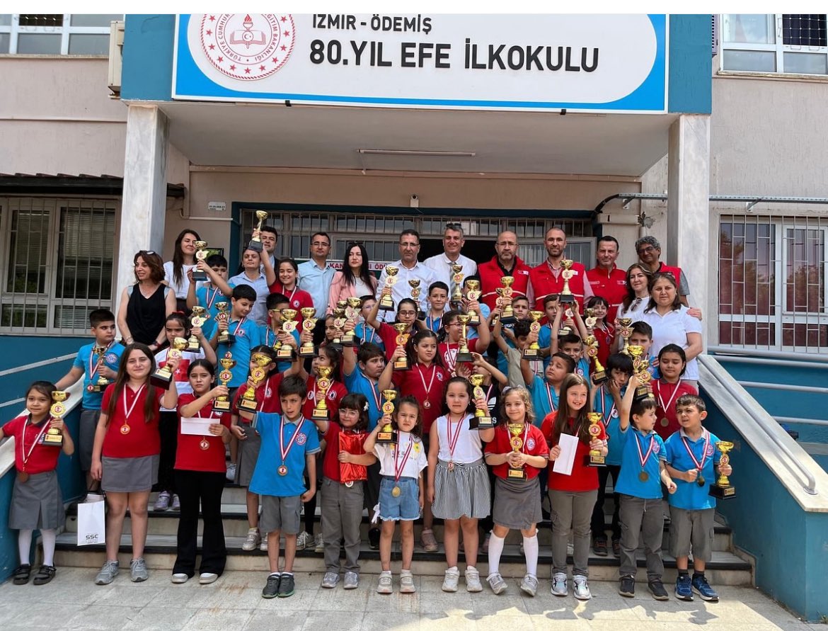 Türk Kızılay Ödemiş Şubesi olarak, 80. Yıl Efe İlkokulunda düzenlenen kan bağışı kampanyasında en çok kan bağışı sağlayan öğrencilerimize hediyelerini verdik. 🌙 Duyarlılıklarıyla örnek olan öğrencilerimize ve destek veren velilerimize teşekkür ederiz.🙏