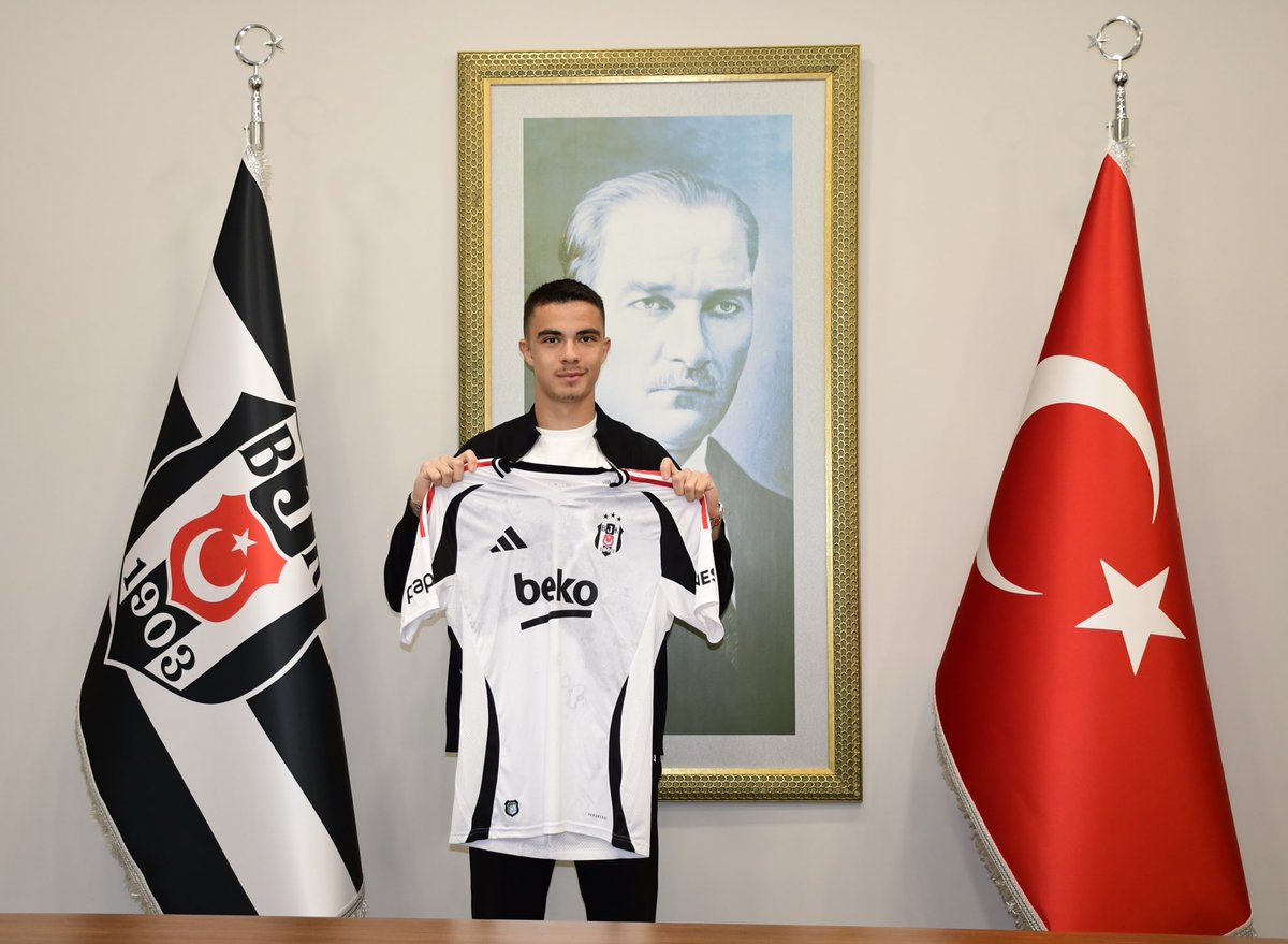 DorukTugrul6's tweet photo. 4 senedir bünyesinde gururla bulunduğum Beşiktaş kulübüyle profesyonel sözleşme imzalamanın mutluluğunu yaşıyorum.
Hissettiğim duygular gerçekten tarif edilemez. Başta ailem ve hocalarım olmak üzere beni destekleyen herkese sonsuz minnettarım.🖤🤍🦅
#besiktas https://t.co/S3JUWiNvQv