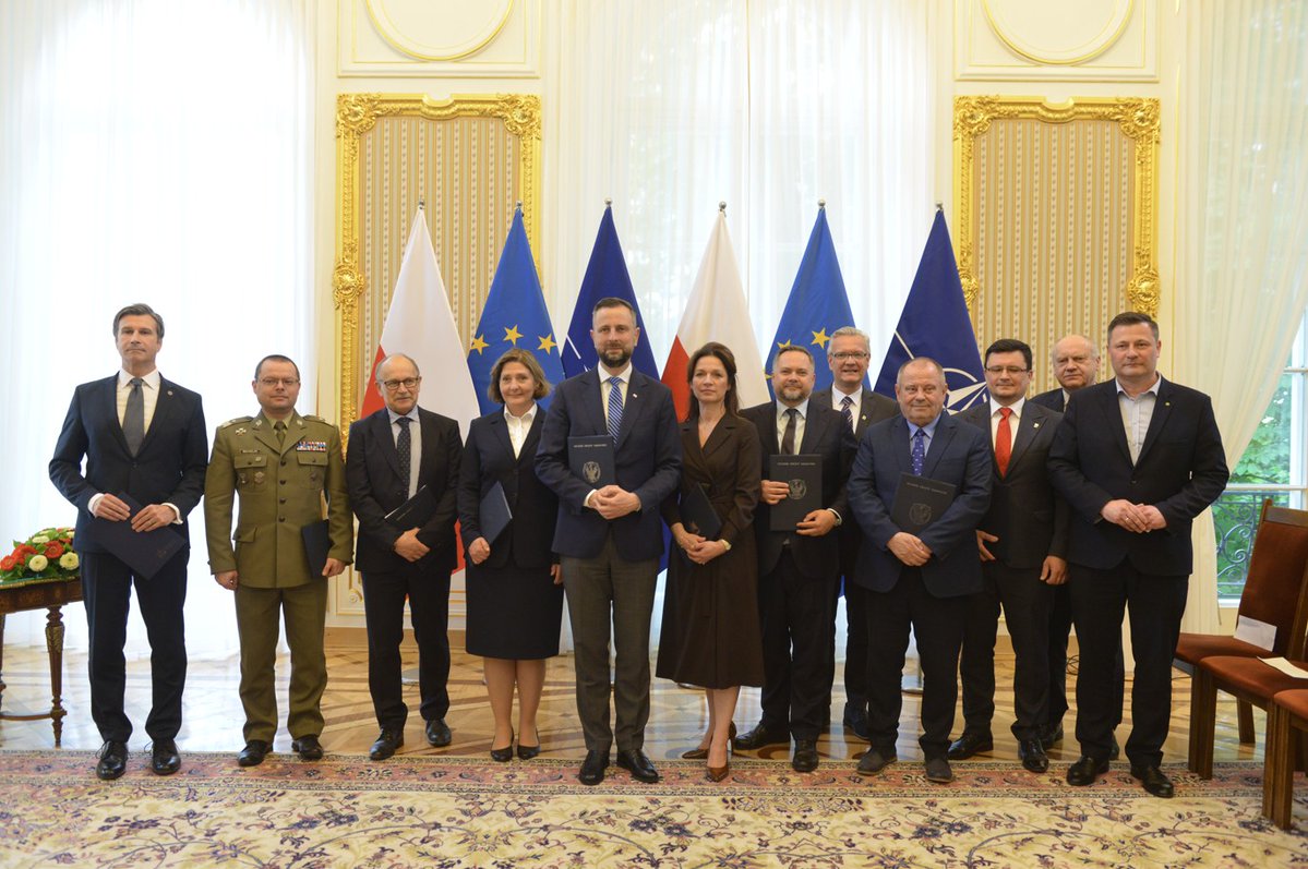 Uniwersytet Warszawski (@uniwarszawski) on Twitter photo #UW dołączył do grona instytucji współpracujących przy opracowaniu specjalnego raportu poświęconego bezpieczeństwu łańcucha dostaw w 🇵🇱 przemyśle obronnym. Dokumenty nowym sygnatariuszom wręczył wicepremier i minister <a href="/MON_GOV_PL/">Ministerstwo Obrony Narodowej 🇵🇱</a> <a href="/KosiniakKamysz/">Władysław Kosiniak-Kamysz</a>.
🔗uw.edu.pl/wspolpraca-z-m… #UW dołączył do grona instytucji współpracujących przy opracowaniu specjalnego raportu poświęconego bezpieczeństwu łańcucha dostaw w 🇵🇱 przemyśle obronnym. Dokumenty nowym sygnatariuszom wręczył wicepremier i minister <a href="/MON_GOV_PL/">Ministerstwo Obrony Narodowej 🇵🇱</a> <a href="/KosiniakKamysz/">Władysław Kosiniak-Kamysz</a>.
🔗uw.edu.pl/wspolpraca-z-m…