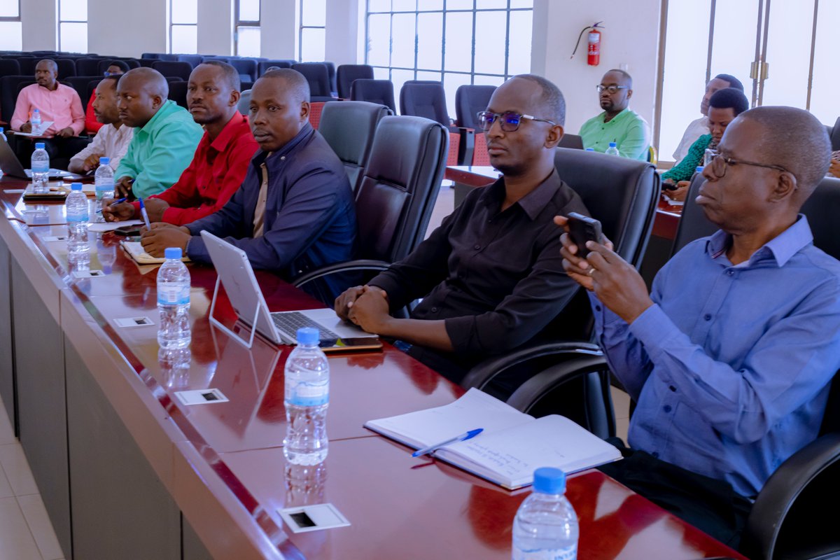 Kicukiro District (@kicukirodistr) on Twitter photo Mu rwego rwo kurushaho gusobanukirwa gahunda yo gushyira umuturage ku isonga, Umuyobozi Nshingwabikorwa w’Akarere <a href="/a_mutsinzi/">Antoine MUTSINZI</a> yatangije amahugurwa agenewe Abanyamabanga Nshingwabikorwa b’Utugari ndetse n’abakozi bashinzwe gukurikirana ibibazo by’abaturage mu Mirenge.(1) Mu rwego rwo kurushaho gusobanukirwa gahunda yo gushyira umuturage ku isonga, Umuyobozi Nshingwabikorwa w’Akarere <a href="/a_mutsinzi/">Antoine MUTSINZI</a> yatangije amahugurwa agenewe Abanyamabanga Nshingwabikorwa b’Utugari ndetse n’abakozi bashinzwe gukurikirana ibibazo by’abaturage mu Mirenge.(1)