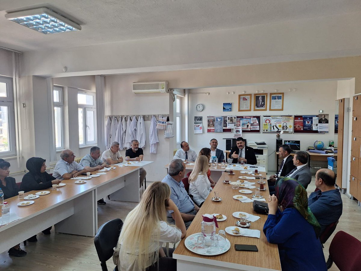 🇹🇷Abdülhamit Han Ortaokulunda  düzenlenen TÜBİTAK Bilim Fuarı'na katıldık. İdarecilerimizin, öğretmen ve öğrencilerimizin başarılı çalışma ve gayretlerine bizzat şahit olduk. Emeği geçen herkese teşekkür ederiz.