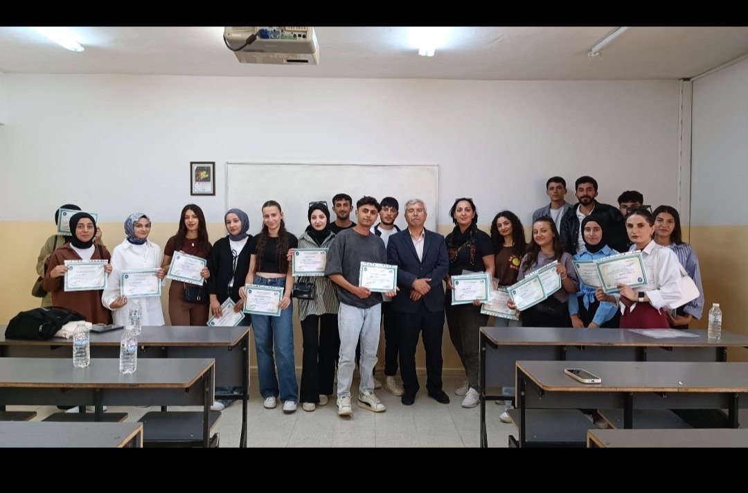 Veteriner Sağlık Teknikerleri 4 günlük "Çiftlik Hayvanları için Rasyon Hazırlama" kursunu tamamlayarak sertifikalarını aldılar. Hayırlı olsun.
<a href="/DAPIDARESI/">DAP Bölge Kalkınma İdaresi Başkanlığı</a>  <a href="/vanlinihathoca/">Vanlı Nihat Hoca</a>  <a href="/Gevas_MYO/">Van YYÜ Gevaş Meslek Yüksekokulu</a> <a href="/HaberVANYYU/">VAN YYÜ</a>  <a href="/TKDKVAN/">TKDK Van İl Koordinatörlüğü</a>  <a href="/tcvanvaliligi/">T.C. Van Valiliği 🇹🇷</a>  <a href="/Van_VHO65/">Van Bölgesi Veteriner Hekimler Odası</a> <a href="/vanticborsa/">Van Ticaret Borsası</a> <a href="/vangolakt/">Vangölü Aktivistleri</a> <a href="/vantarimorman65/">Van İl Tarım ve Orman Müdürlüğü</a>