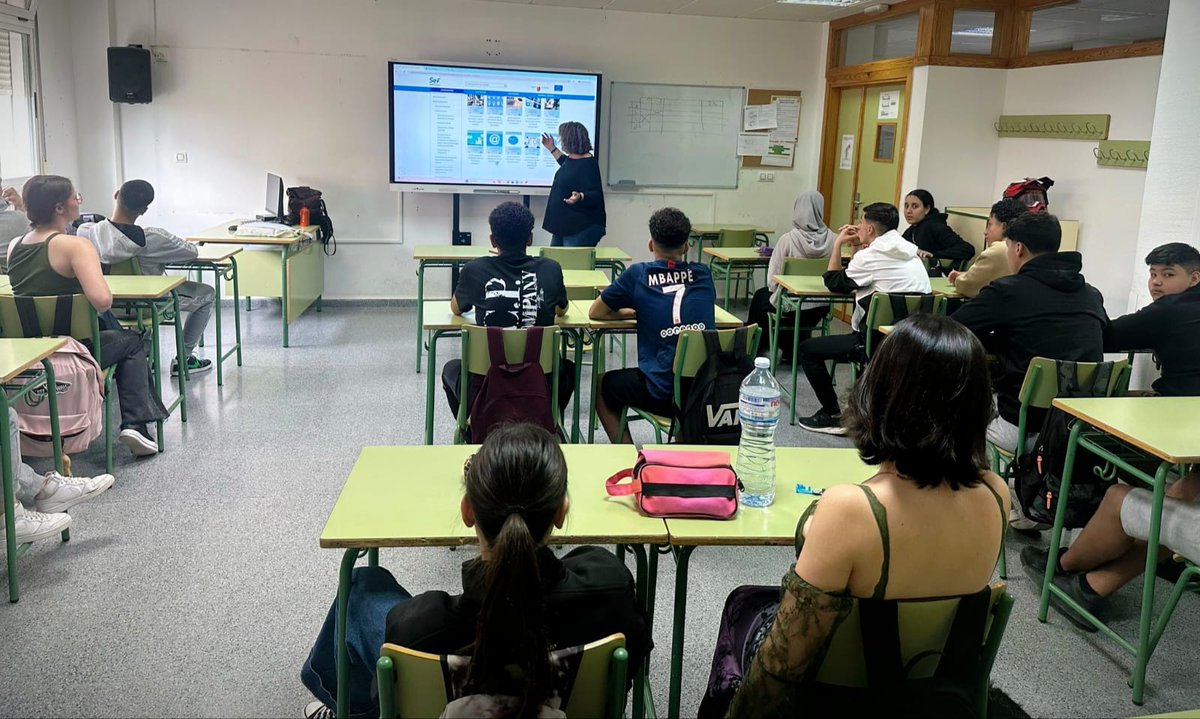 💼 El alumnado de 4°ESO ha asistido a una charla muy interesante sobre cursos de formación, Certificados de Profesionalidad y Programas de Garantía Juvenil, impartida por María Dolores Guevara Fernández, técnica de SEFCARM.

#DepartamentoEconomía #SEF #FormaciónyEmpleo