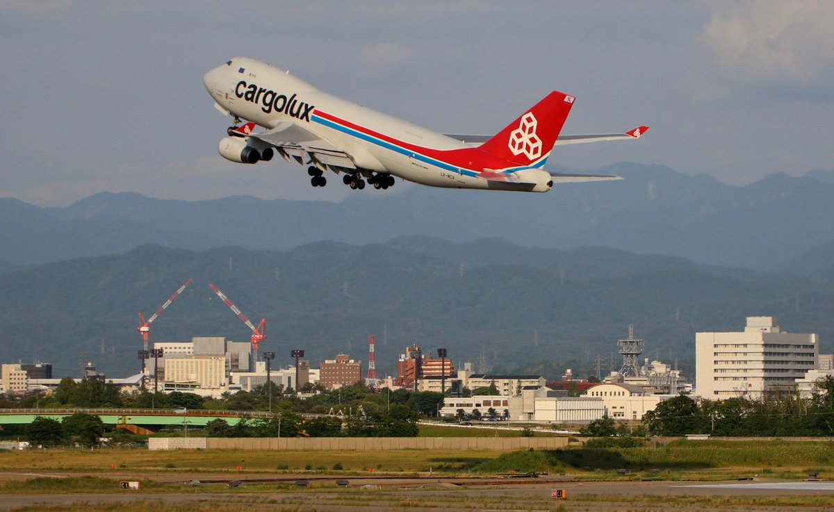 昨日の小松空港
カーゴルクスの400F (LX-RCV)