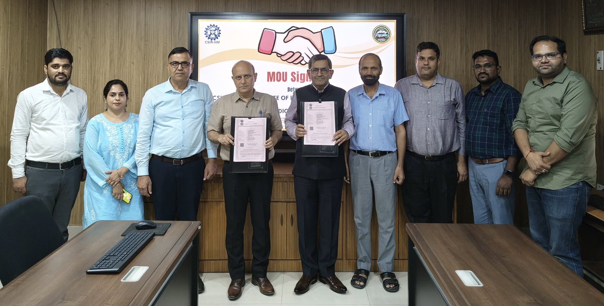 csiriiim's tweet image. #CSIRIIIM #Jammu, led by Dr. Zabeer Ahmed, Director, CSIR-IIIM signs a landmark #MoU with Govt. Ayurvedic Medical College, #Akhnoor, represented by Dr. Ashutosh Gupta, Principal, GAMC. A big leap towards advancing #IntegrativeMedicine through research &amp;amp; collaboration.…