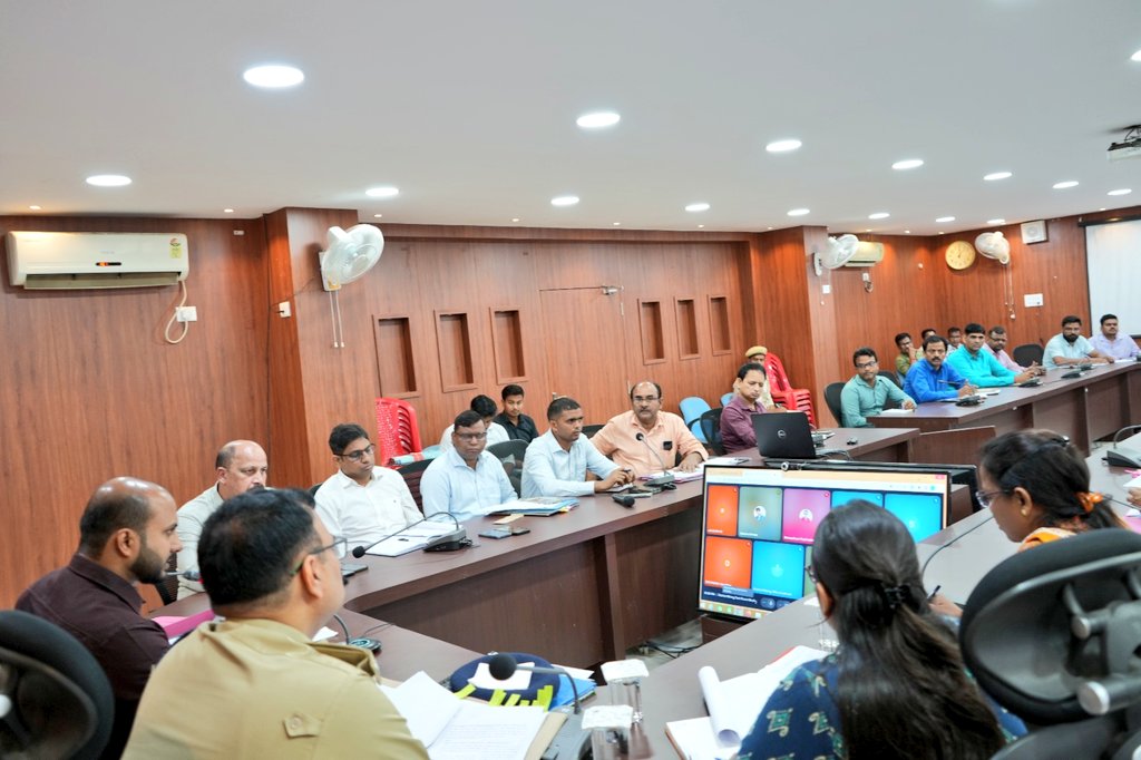 DC KODERMA (@dckoderma) on Twitter photo आज सड़क सुरक्षा समिति की बैठक का आयोजन कर जिले में सड़क सुरक्षा नियमों के शत प्रतिशत अनुपालन एवं सड़क हादसे में कमी लाने के उद्देश्य से संबंधित अधिकारियों को आवश्यक एवं उचित दिशा निर्देश दिया।
<a href="/JharkhandCMO/">Office of Chief Minister, Jharkhand</a> <a href="/prdjharkhand/">IPRD Jharkhand</a> <a href="/IprdKoderma/">IPRD Koderma</a> <a href="/rituraj3276/">Rituraj</a> आज सड़क सुरक्षा समिति की बैठक का आयोजन कर जिले में सड़क सुरक्षा नियमों के शत प्रतिशत अनुपालन एवं सड़क हादसे में कमी लाने के उद्देश्य से संबंधित अधिकारियों को आवश्यक एवं उचित दिशा निर्देश दिया।
<a href="/JharkhandCMO/">Office of Chief Minister, Jharkhand</a> <a href="/prdjharkhand/">IPRD Jharkhand</a> <a href="/IprdKoderma/">IPRD Koderma</a> <a href="/rituraj3276/">Rituraj</a>