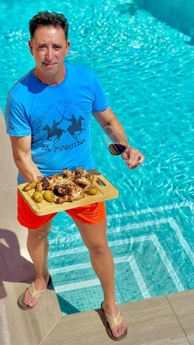 ¡Viva lo informal! Churrasquito de pollo, una copa de vino y la mejor compañía. 🍗🍷
✨ Momentos sencillos, recuerdos eternos."