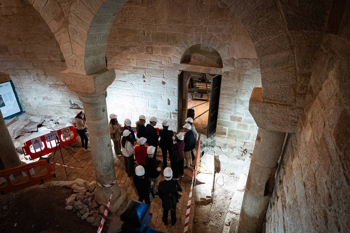 ⚒️ El ministro de Cultura, Ernest Urtasun, ha visitado hoy, junto al consejero de Cultura de La Rioja, José Luis Pérez, el conjunto monástico para conocer el avance de las obras que comenzaron hace seis meses con el objetivo de preservar este bien declarado Patrimonio Mundial