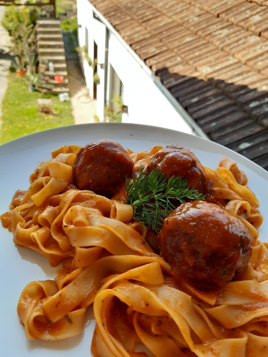 Juneće ćufte u svežem, domaćem sosu od paradajza.

Recept za sos.

500g paradajza iz konzerve (preporučujem "Mutti")
Glavica luka
5 čenova belog luka
šargarepa
Koren celera(1/4 je dovoljno)
štap celera(2 manja komada od celog štapa)
50g paradajz pirea
250ml crnog vina
Maslinovo