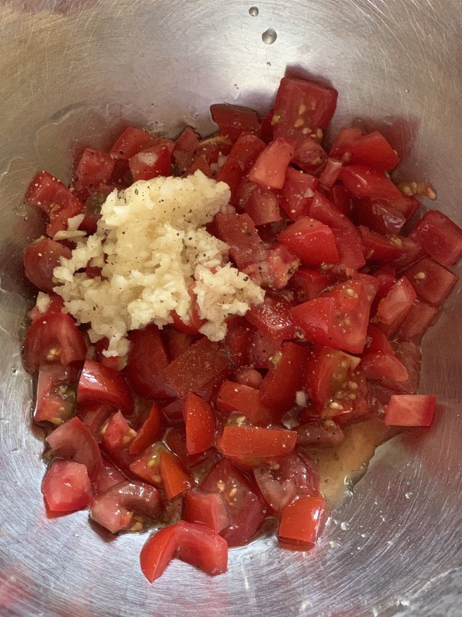 a_matchonfire's tweet photo. 여름냄새가 나면 토마토 살사를 왕창 만들어야하는 법!🍅🍅

칵테일토마토. 다진마늘. 양파. 애사비. 올리브오일. 소금후추

토마토 8알기준 
마늘 한스푼, 양파반개(물에담가둔), 고수대신파슬리촵촵, 애사비 3스푼, 올리브오일 3스푼, 소금촵촵 후추 갈갈갈 

샐러��� 밥 샌드위치 모두 굿⭐️✌🏻 https://t.co/4fb8ELPSaj