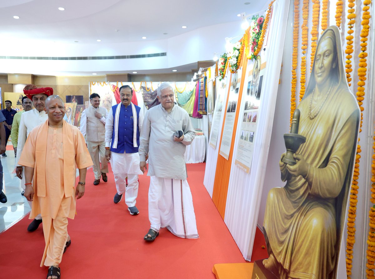 myogiadityanath's tweet photo. 'लोकमाता' अहिल्याबाई होल्कर जी के द्वारा सनातन धर्म के उत्थान और पुनर्स्थापना के लिए किए गए कार्य, हम सभी के लिए एक नई प्रेरणा हैं।

इसी क्रम में आज 'पुण्यश्लोक' पूज्य देवी अहिल्याबाई होल्कर जन्म त्रिश��ाब्दी वर्ष स्मृति अभियान-2025 के अंतर्गत आयोजित महिला सशक्तिकरण सम्मेलन में भाजपा के राष्ट्रीय महासचिव (संगठन), श्री बीएल संतोष जी के साथ लखनऊ में सम्मिलित हुआ।

इस अवसर पर पूज्य देवी अहिल्याबाई होल्कर के जीवन दर्शन पर आधारित कमल ज्योति के विशेषांक का विमोचन भी हुआ।

'लोकमाता' की पावन स्मृतियों को शत शत नमन!

@blsanthosh

#AhilyaBaiHolkarAt300