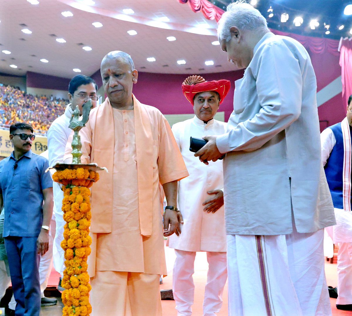 myogiadityanath's tweet photo. 'लोकमाता' अहिल्याबाई होल्कर जी के द्वारा सनातन धर्म के उत्थान और पुनर्स्थापना के लिए किए गए कार्य, हम सभी के लिए एक नई प्रेरणा हैं।

इसी क्रम में आज 'पुण्यश्लोक' पूज्य देवी अहिल्याबाई होल्कर जन्म त्रिश��ाब्दी वर्ष स्मृति अभियान-2025 के अंतर्गत आयोजित महिला सशक्तिकरण सम्मेलन में भाजपा के राष्ट्रीय महासचिव (संगठन), श्री बीएल संतोष जी के साथ लखनऊ में सम्मिलित हुआ।

इस अवसर पर पूज्य देवी अहिल्याबाई होल्कर के जीवन दर्शन पर आधारित कमल ज्योति के विशेषांक का विमोचन भी हुआ।

'लोकमाता' की पावन स्मृतियों को शत शत नमन!

@blsanthosh

#AhilyaBaiHolkarAt300