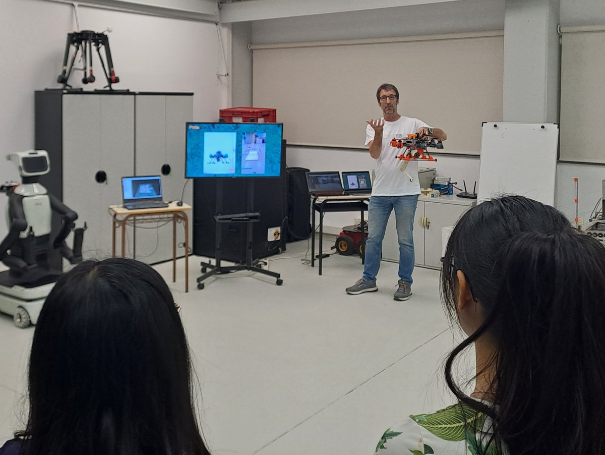 IRI_robotics's tweet photo. 🎉 Jornada Portes Obertes!

Ens han acompanyat estudiants de 4ESO @ieelisabets, de 2ESO @GarbiPereVerges i membres de Serveis TIC (UTGAM) de @la_UPC 

🤖🛠️ Tothom ha gaudit de les explicacions del nostre personal investigador i tècnic!

Col·labora “Ciencia en el barrio” @CSICCat https://t.co/IZI3YERJJm