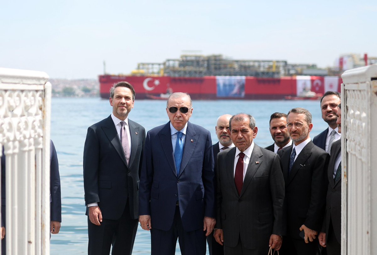 Alparslan Bayraktar (@abayraktar1) on Twitter photo Bir çağın kapandığı, bir milletin tarihin akışını değiştirdiği o günden tam 572 yıl sonra bugün ülke olarak enerji tarihimizde yeni bir dönemi başlatıyor olmanın gururunu yaşıyoruz.
Cumhurbaşkanımız Sayın <a href="/RTErdogan/">Recep Tayyip Erdoğan</a>’ın ile Türkiye’nin ilk yüzer üretim platformu Osman Gazi'yi Bir çağın kapandığı, bir milletin tarihin akışını değiştirdiği o günden tam 572 yıl sonra bugün ülke olarak enerji tarihimizde yeni bir dönemi başlatıyor olmanın gururunu yaşıyoruz.
Cumhurbaşkanımız Sayın <a href="/RTErdogan/">Recep Tayyip Erdoğan</a>’ın ile Türkiye’nin ilk yüzer üretim platformu Osman Gazi'yi