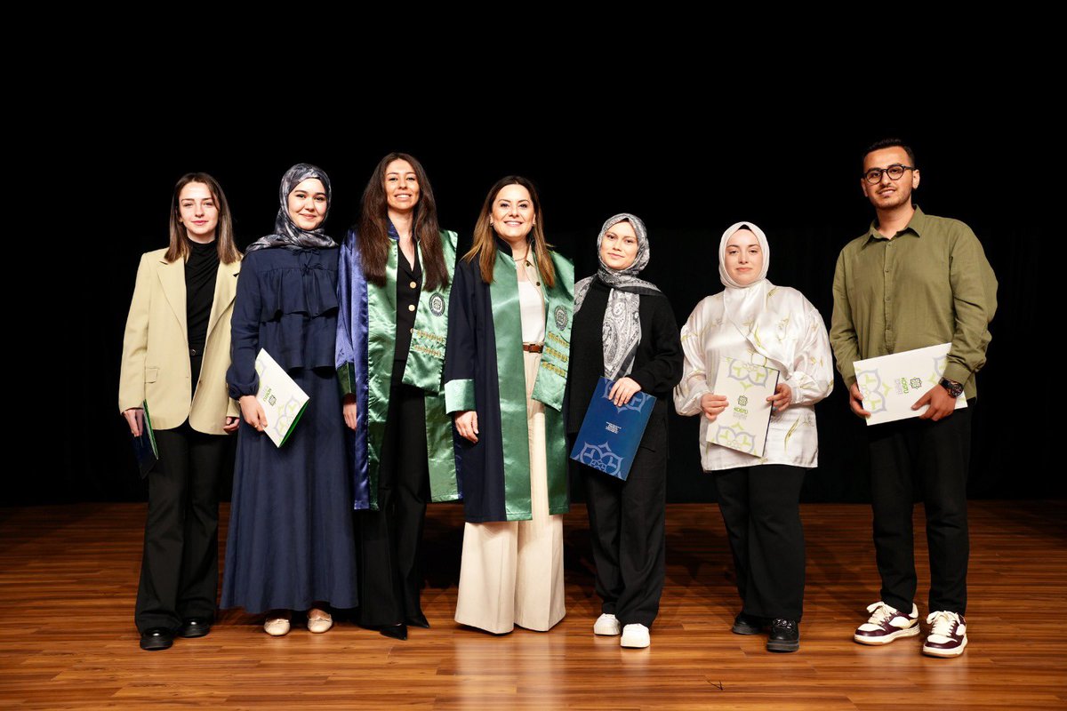 🇹🇷Sağlık Bilimleri Fakültesi Fizyoterapi ve Rehabilitasyon Bölümü öğrencilerimiz, mesleki yaşama ilk adımlarını attıkları “Gonyometre Töreni”ni büyük bir coşku ve gururla gerçekleştirdi. Geleceğin fizyoterapistleri, heyecan ve umut dolu bakışlarıyla bu anlamlı günde mesleki