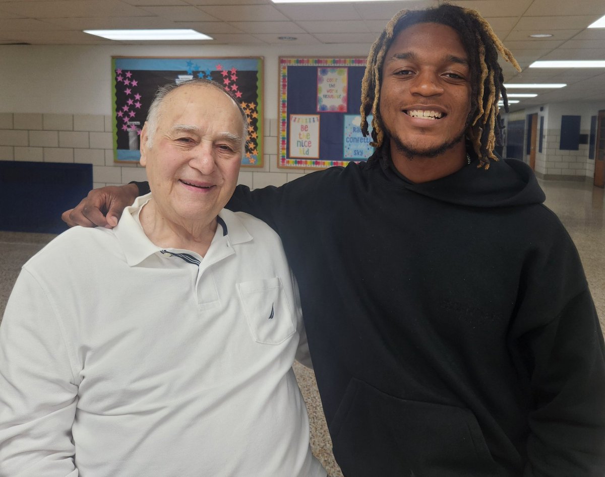 Ezio “Carl” Piccioni’s commitment to SA community—past, present &amp;  future—shines brightly w/act of generosity. Carl awarded Tyreeke Chatman $2,500 scholarship to <a href="/WaynesburgU/">Waynesburg University</a> a gift created in honor of his late parents, Antonio &amp; Genoeffa Piccioni. Carl  is '59 Glassport HS grad