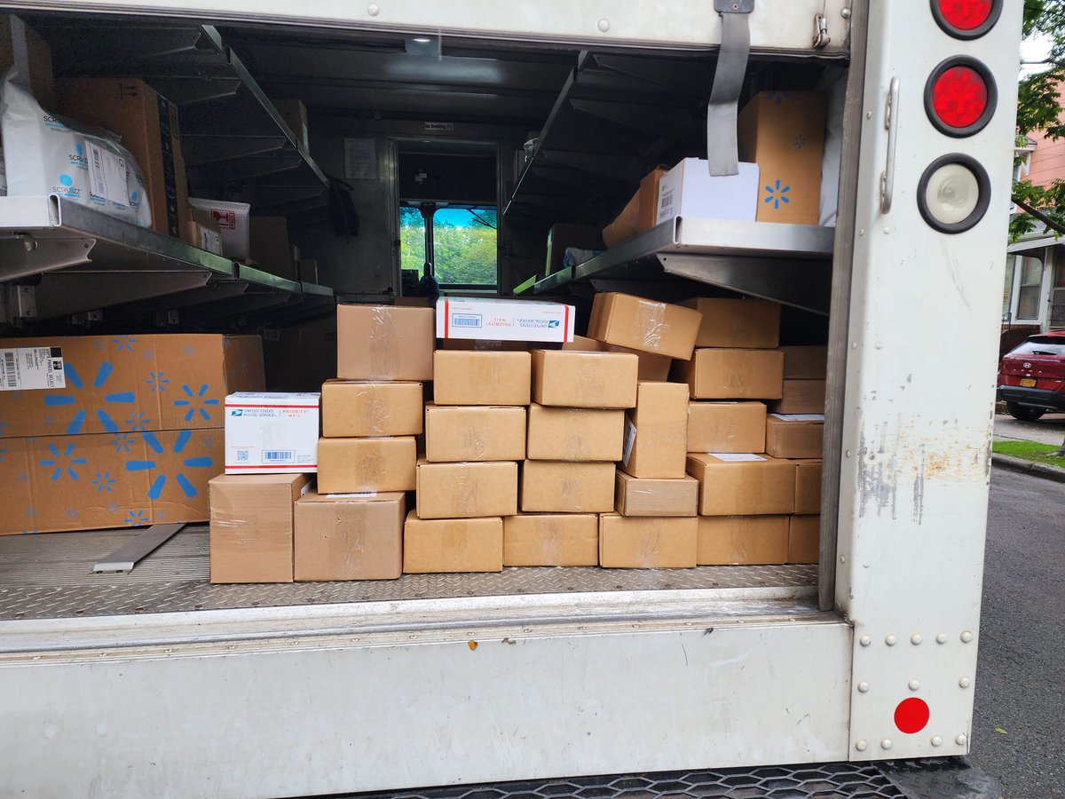 Destined Rivals pre order story in 3 pictures!!

Can't wait for everyone to get theirs in!